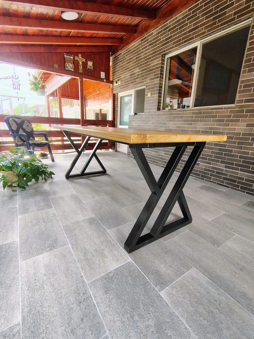 Masă dining premium din lemn masiv și metal, design modern industrial