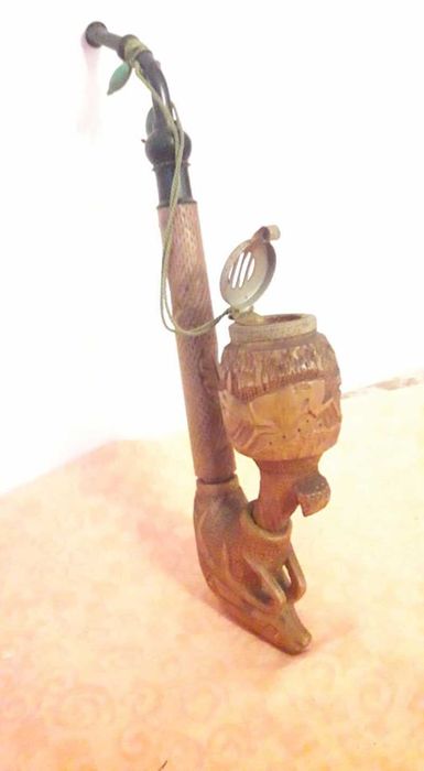 Pipa din lemn sculptata