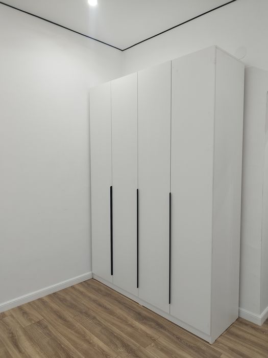 Белый шкаф спальный