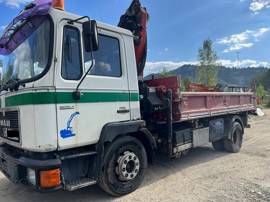 Camion Man basculabil pe 3 partii cu macara Palfinger