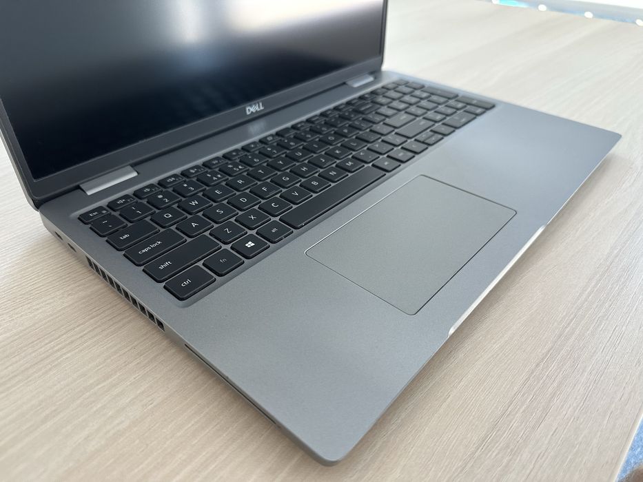 Лаптоп Dell Latitude 5520 15.6 FHD IPS Core i5-1145G7 32GB DDR4 1TB SSD Windows 11 PRO