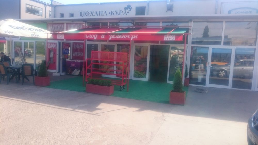 Тента с голяма покривна площ