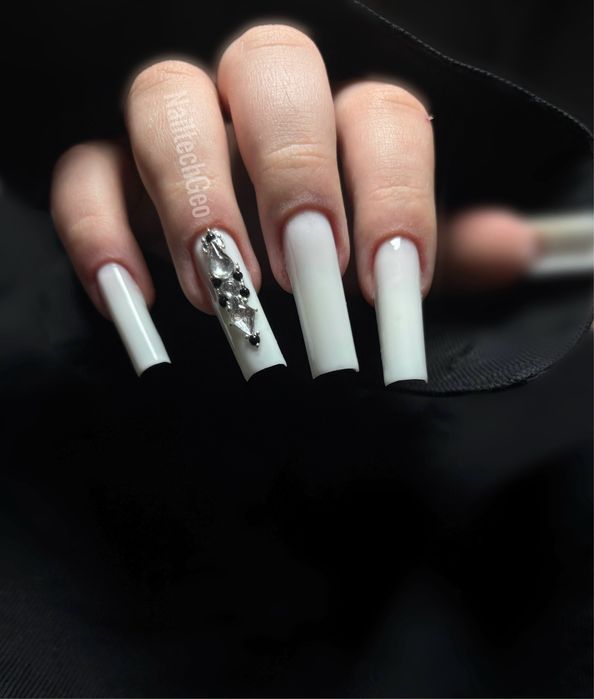 Realizez unghii cu gel