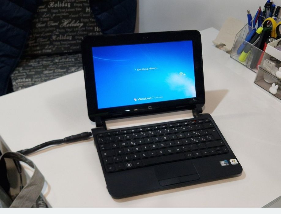 Laptop fara accesorii, doar încărcător