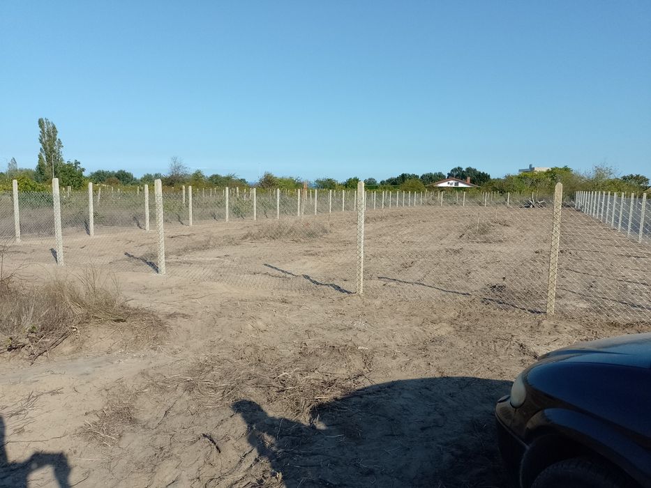 изграждане на огради  ( ограда) с бетонни колове, мрежа, септични ями