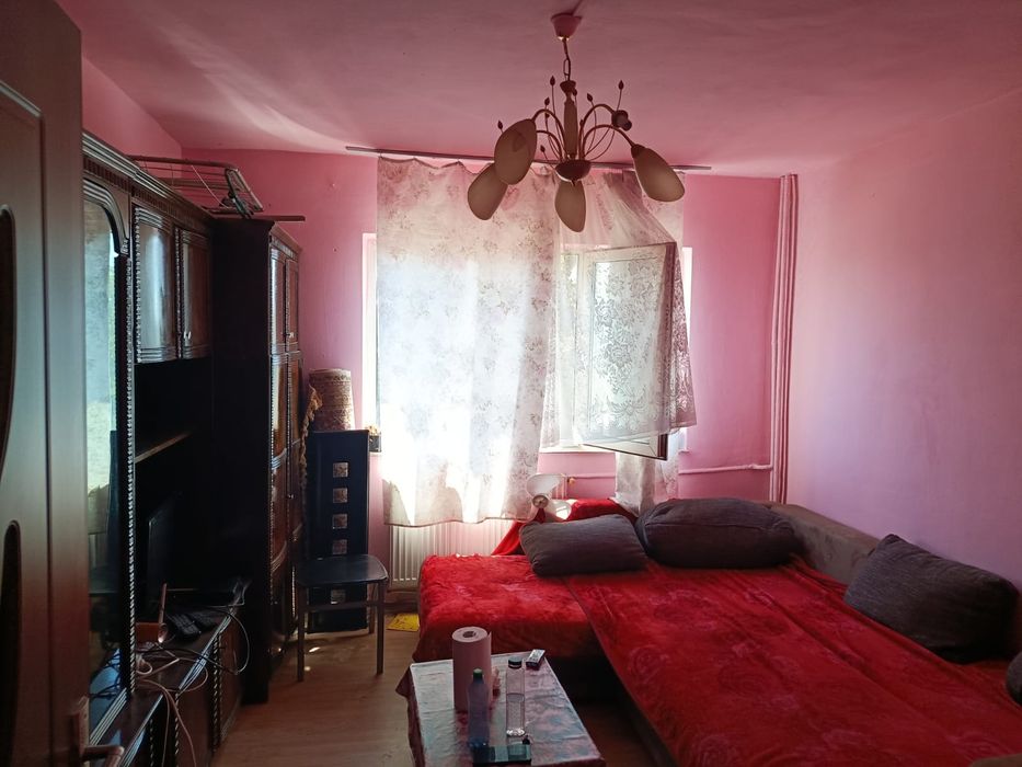 Văd garsonieră zona Uta