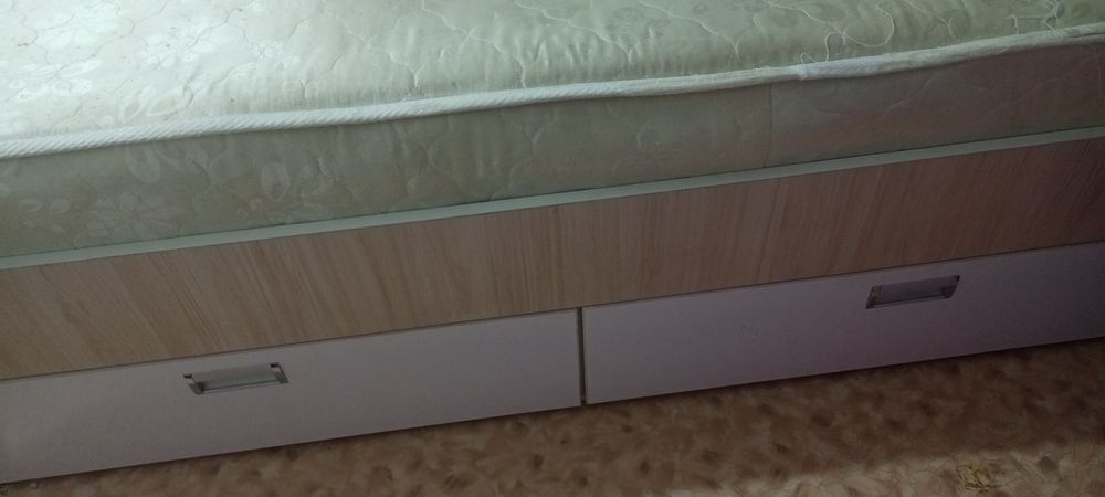 Кровать большая два шкафа