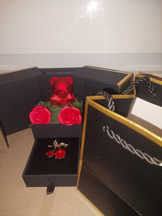 Caseta  / cutie cadou Urs Rose Bear din Trandafiri Roz Decorat Manual,