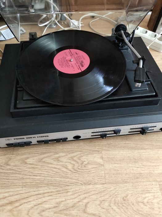 Продам проигрыватель винила