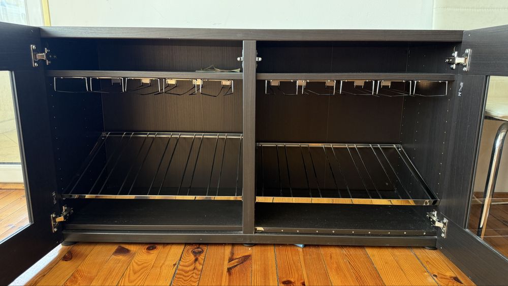 Шкаф Ikea Besta Vara с отделения за бутилки и чаши