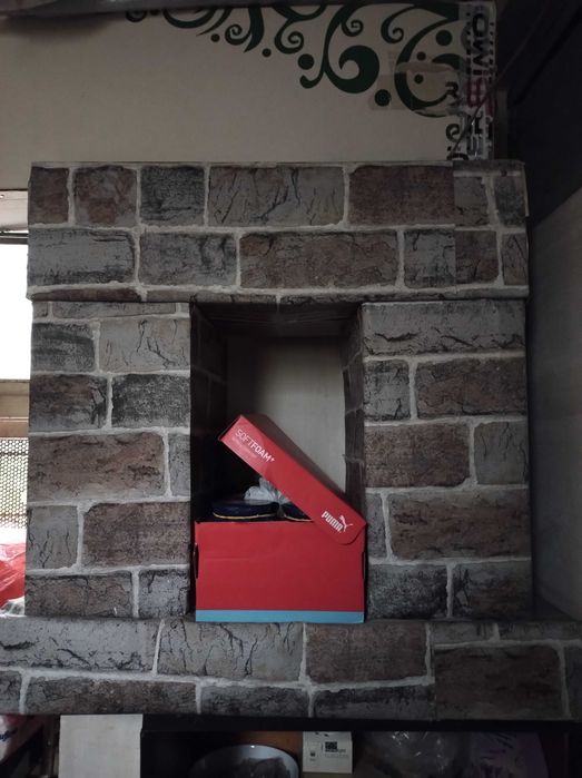 Șemineu din cutii de carton