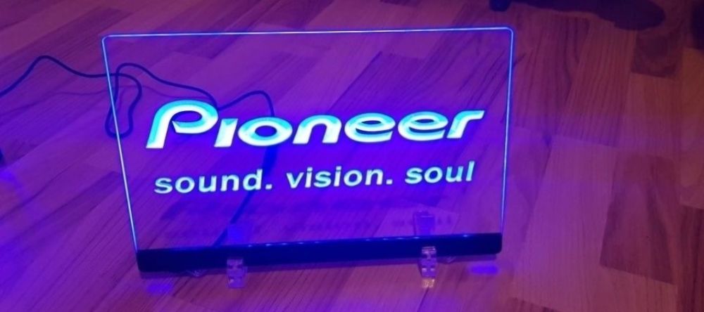 Firma luminoasa Pioneer/Kenwood