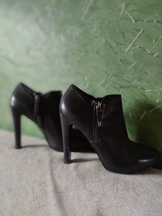 Ботинки женские  на каблуке