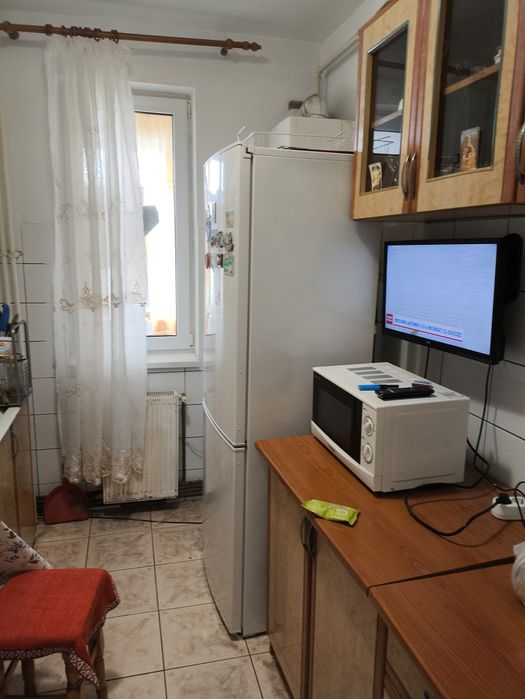 Inchiriez apartament 2 camere onesti 1200 lei