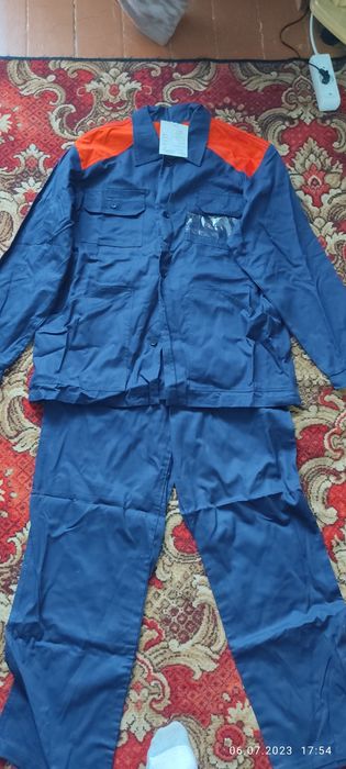 Продам два рабочих костюма