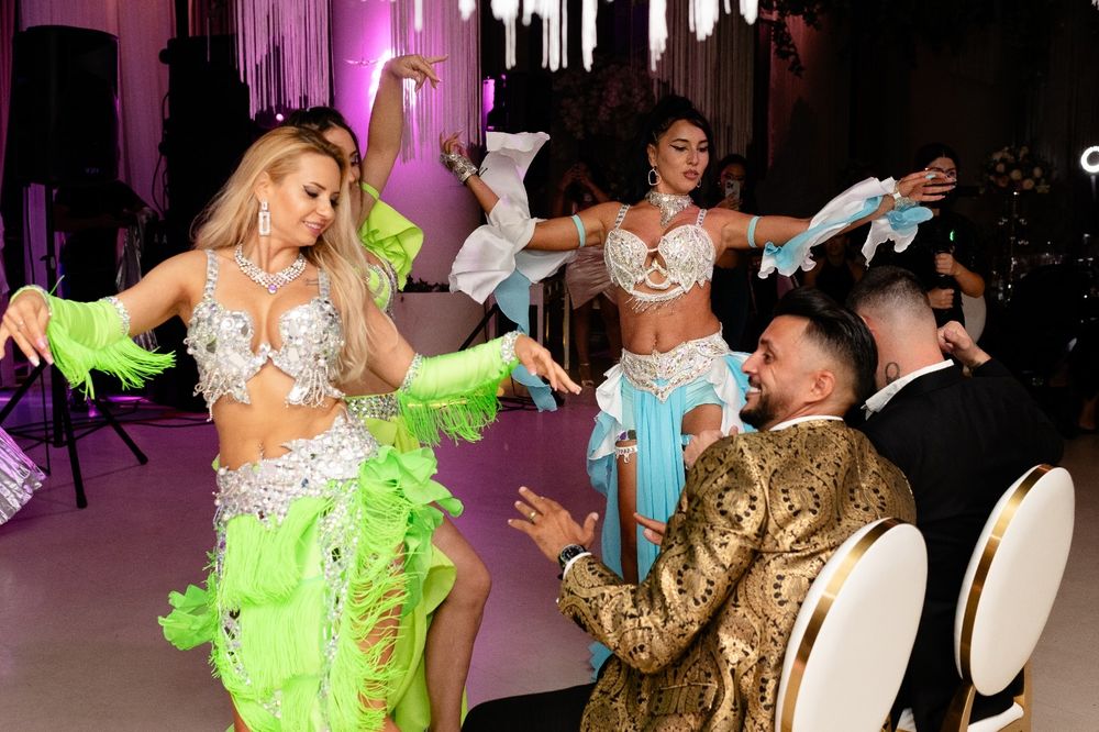 Dansatoare oriental bellydance din buric si dansuri țigănești