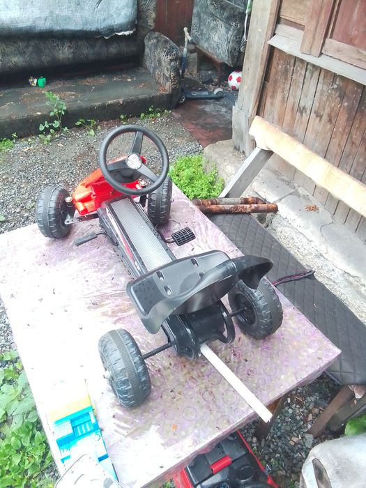 Машинка на педалях