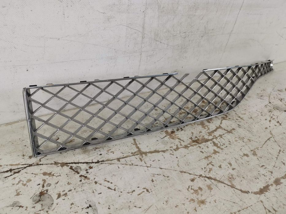 Бентли Бентайга / Bentley Bentayga 1 [Долна дясна предна решетка. Ориг