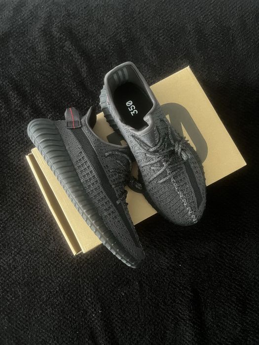 Чисто нови yeezy 350 43-ти номер.