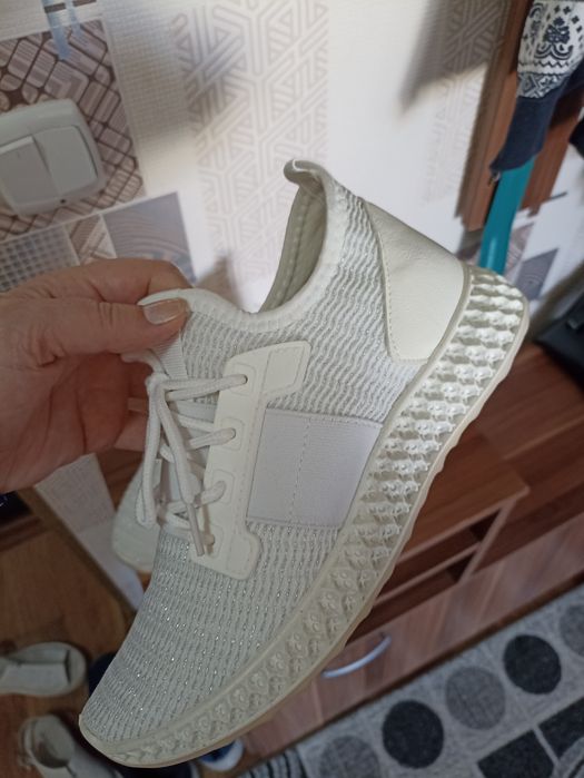 Продам новые кросовки
