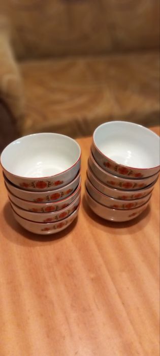 Порцеланови чинии и купички