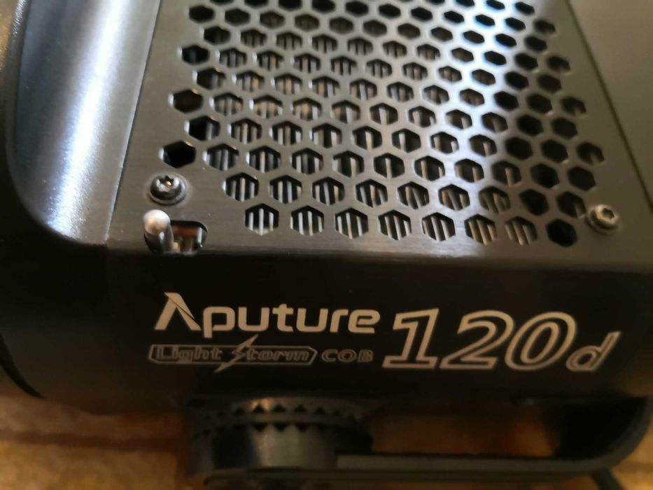 Фотоосветление Aputure Light Storm 120D за части или ремонт