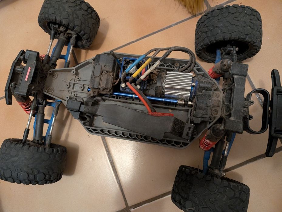 • Traxxas Rustler 4x4 VXL • Baterie 3s • Încărcător Traxxas