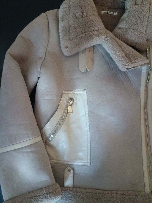 Дублёнка укороченная,светлая.