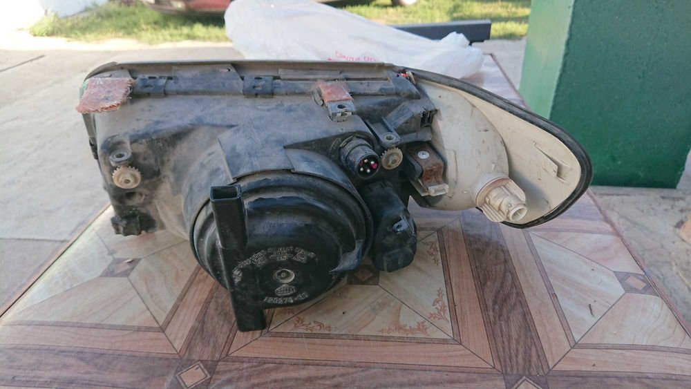 Продам фару Ауди 100 С4