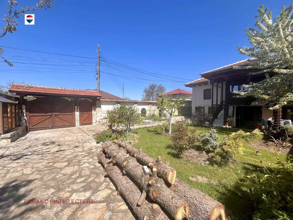 Къща на два етажа за продажба в с. Красен