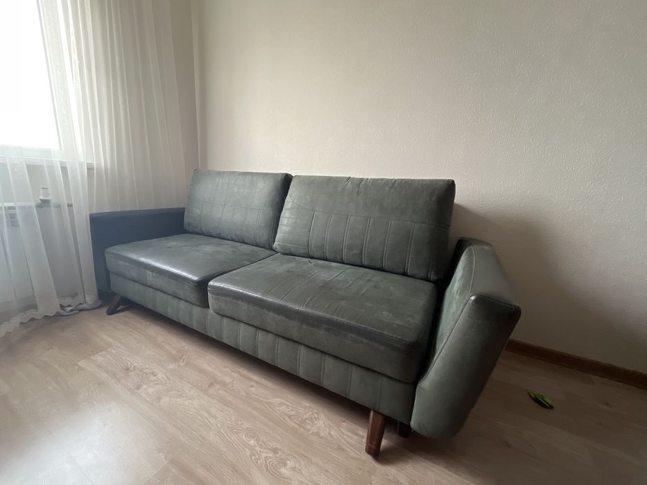 Диван жасыл түсті жастыктарымен