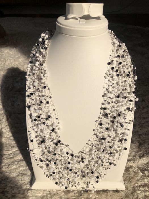 Колье из бисера и ювелирного стекла