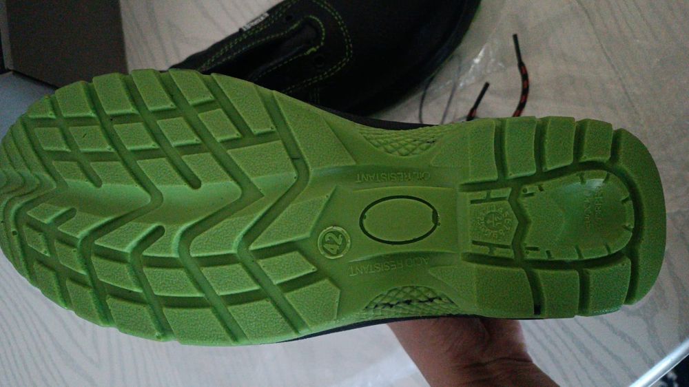 Спец . Ботинка новая осенняя продается