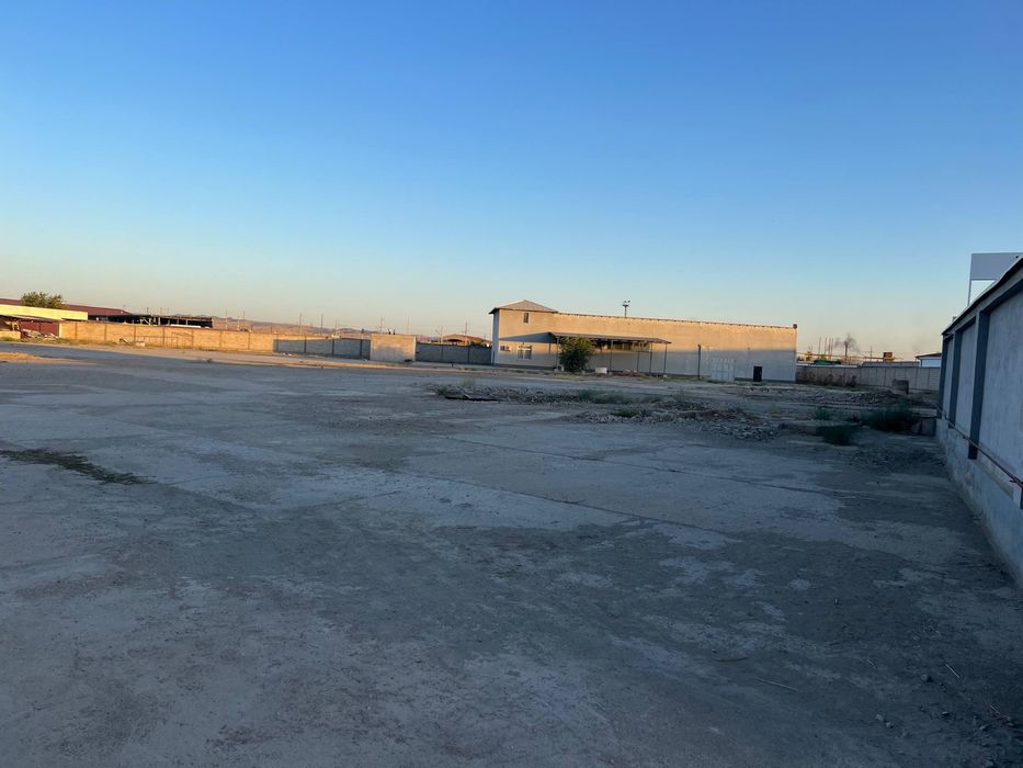 Srochno Vokzal yonida 1000kvm bino sotiladi 1 gektar yer qoshib beril