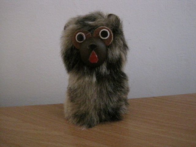 Две фигурки, цвете, апликация от кожа