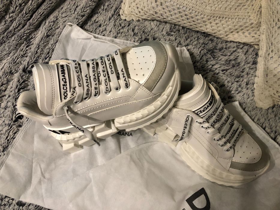 Model frumos de adidas pentru doamne domnișoare si băieți.