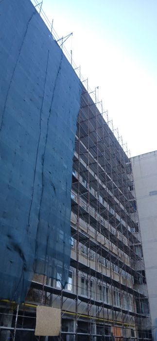 Schelă metalică de fațadă