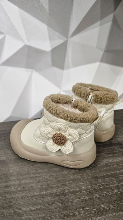 Продам детские ботинки