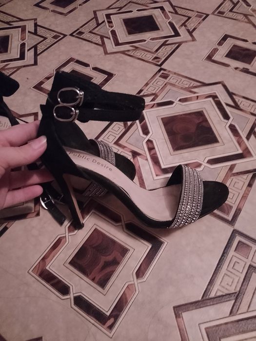 Продам босоножки