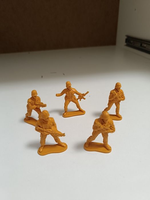 Наборы солдатиков.