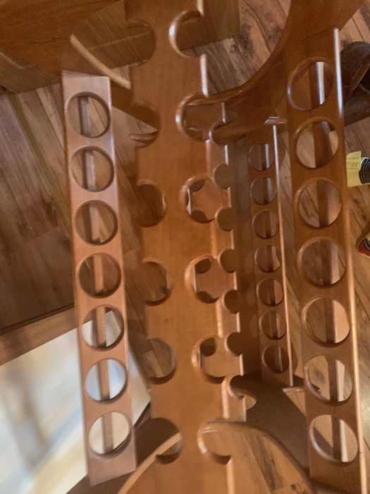 Масивна дървена поставка за вино