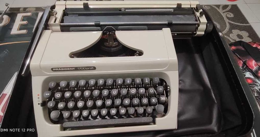 Пишеща машина с куфар