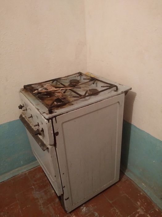 Rabochiy eski gaz plitamni sotaman metallomga yoki restavratorlarga