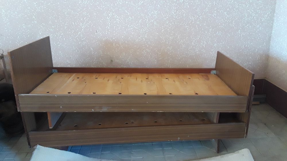 Krovat 2 ta bir xil sotiladi 2tasi 500.000ming