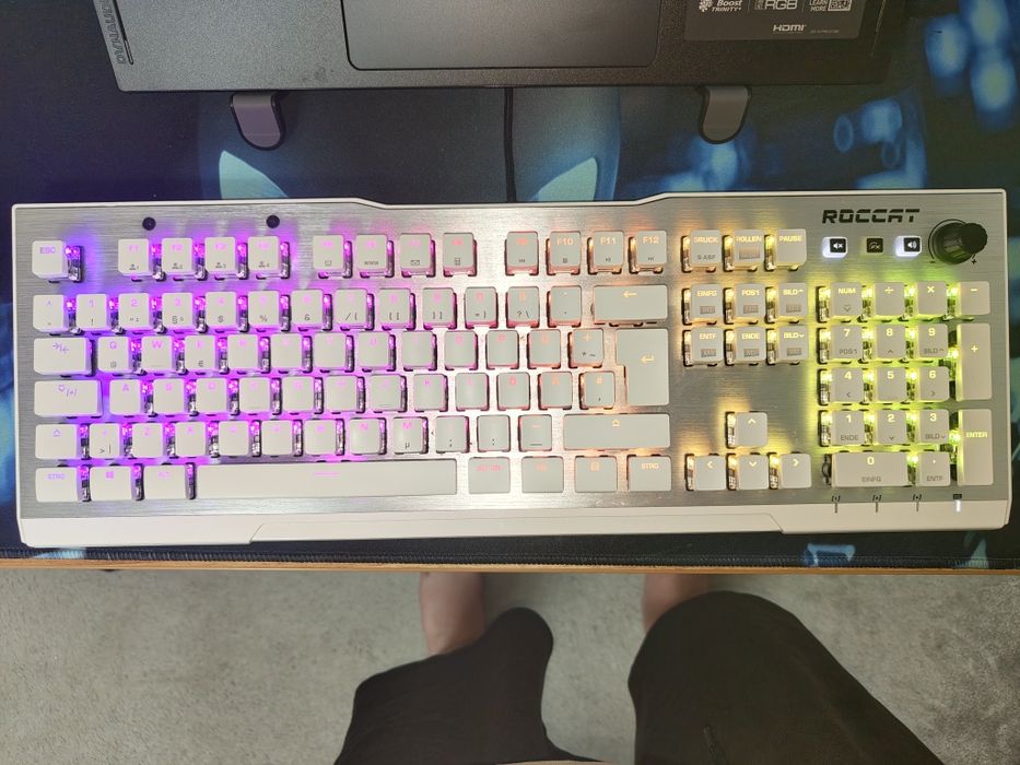 Vând set de mouse și tastatură mecanică Roccat