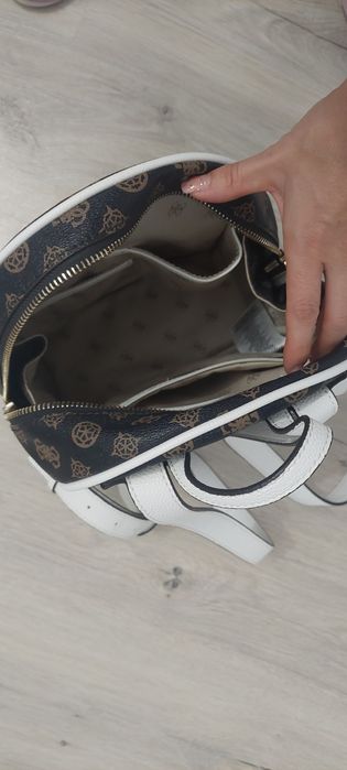 Vând rucsac Guess,în stare impecabila