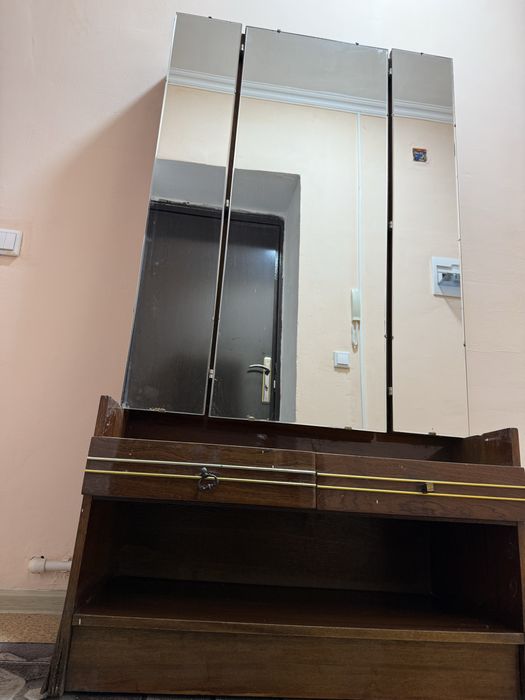 Тримо с зеркалом для прихожей