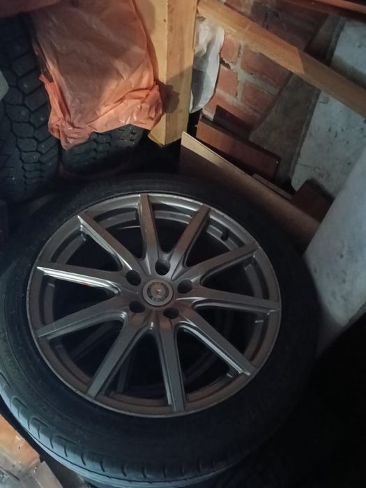 продам резину с дисками R18