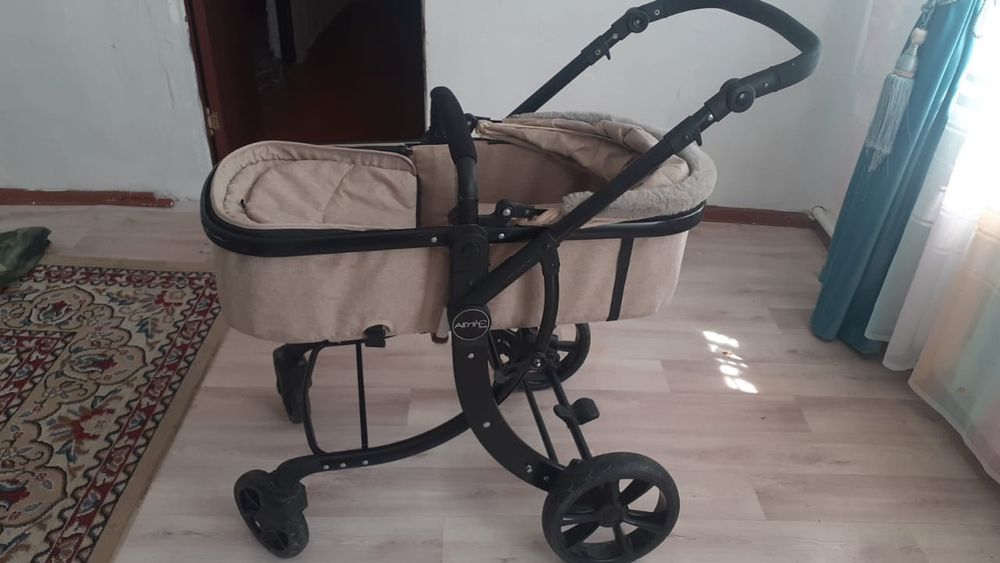 Прогулочная коляска в отличном состоянии