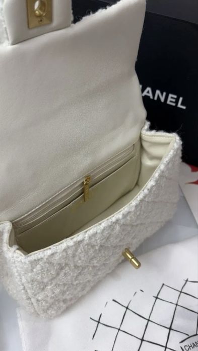Чанти на Chanel.